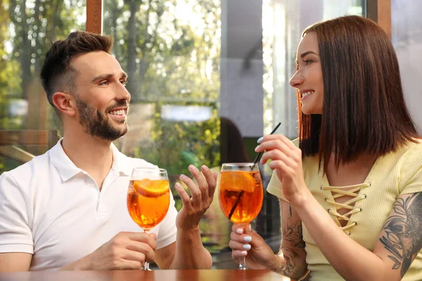 Szczęśliwa Para Koktajlami Aperol Spritz Świeżym Powietrzu — Zdjęcie stockowe