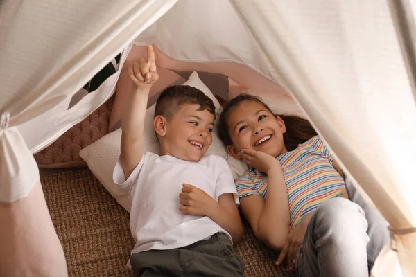 Niedliche Kleine Kinder Liegen Spielzeug Perücke Hause — Stockfoto