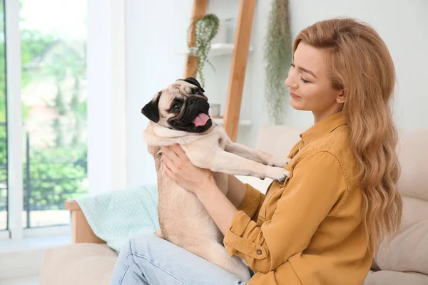 Mulher Com Cachorro Bonito Casa Adopção Animais — Fotografia de Stock