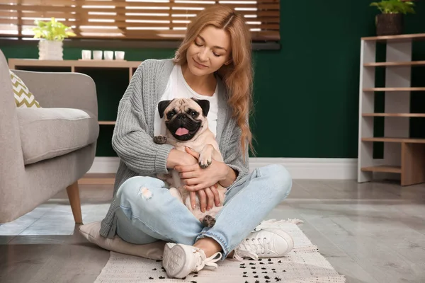 Una Mujer Con Lindo Perrito Casa Adopción Animal — Foto de Stock