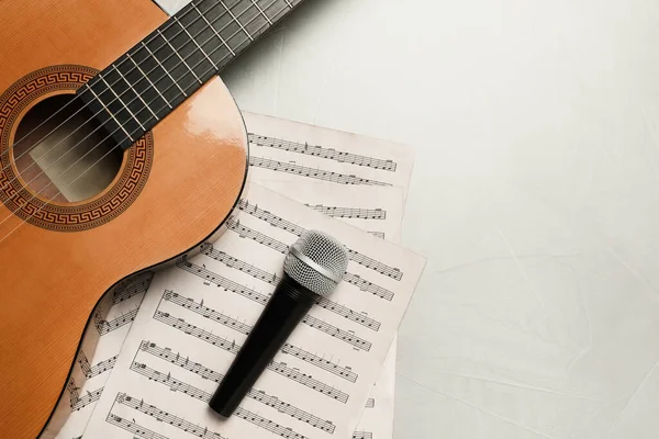 Composición Con Notas Guitarra Música Sobre Mesa Ligera Plano Espacio —  Fotos de Stock