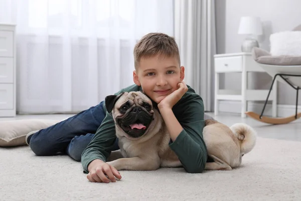 Menino Com Seu Pug Bonito Chão Casa — Fotografia de Stock