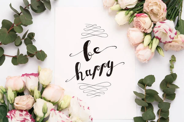 手書き文字付きの美しい花や紙のカードのフレーム白い背景に幸せになります フラットレイアウト — ストック写真
