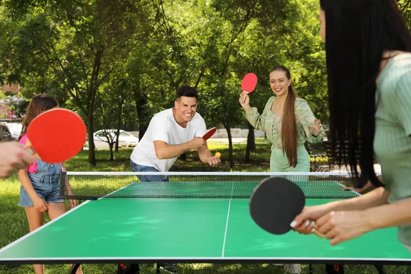 Família Feliz Com Criança Jogando Ping Pong Parque — Fotografia de Stock