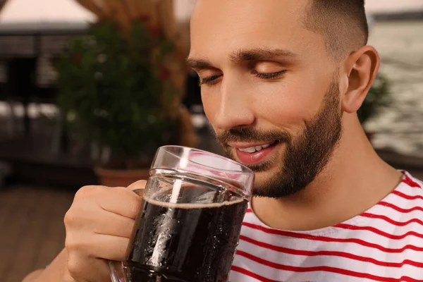 Hombre Bebiendo Cerveza Oscura Cafetería Aire Libre Primer Plano — Foto de Stock