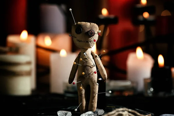 巫术娃娃在黑暗的房间里用别针刺穿桌子 诅咒仪式 — 图库照片