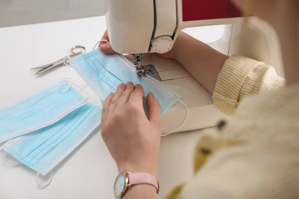 Vrouw Maken Wegwerpmasker Met Naaimachine Aan Witte Tafel Close — Stockfoto