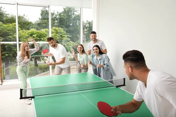 Amigos Felizes Jogando Ping Pong Juntos Dentro Casa — Fotografia de Stock