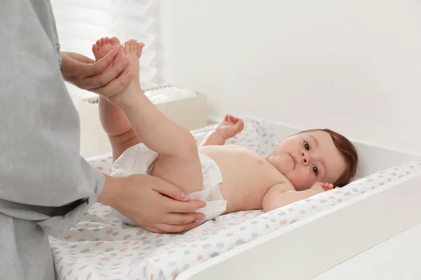 Madre Cambiando Pañal Del Bebé Mesa Casa Primer Plano — Foto de Stock