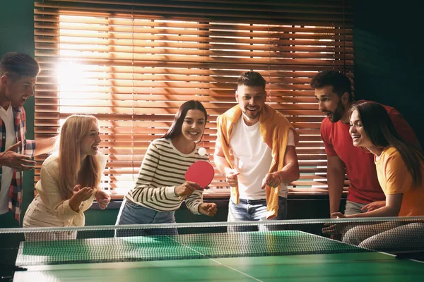 Amigos Felizes Jogando Ping Pong Juntos Dentro Casa — Fotografia de Stock