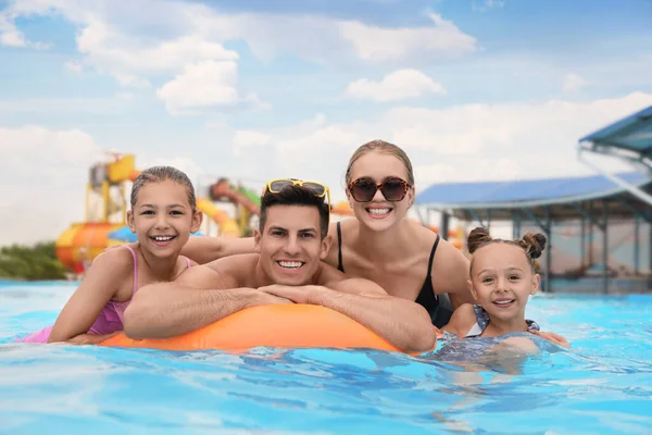 Parkında Yüzme Havuzunda Şişme Yüzük Takan Mutlu Bir Aile — Stok fotoğraf