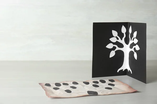 Cartão Papel Com Modelos Árvore Genealógica Mesa Madeira Leve Espaço — Fotografia de Stock