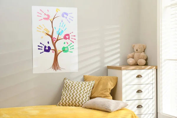 在儿童房间的轻墙上画着彩色手印的家谱 — 图库照片
