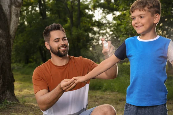 Man Applicerar Insektsmedel Sin Sons Arm Parken Tick Biter Förebyggande — Stockfoto