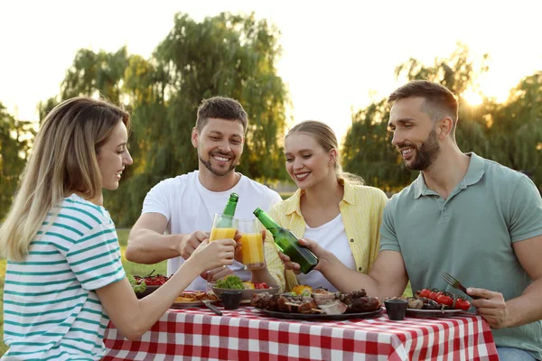 Szczęśliwi Przyjaciele Napojami Jedzeniem Grillu Party Parku — Zdjęcie stockowe