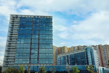 Gökyüzüne karşı modern şehir binalarının düşük açılı görüntüsü