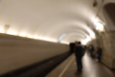 Metro istasyonunun bulanık görüntüsü. Toplu taşıma
