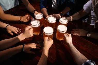 Arkadaşlar kadehleri birayla tokuşturur, yakın plan