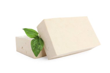 Beyaz arka planda fesleğenli lezzetli çiğ tofu blokları