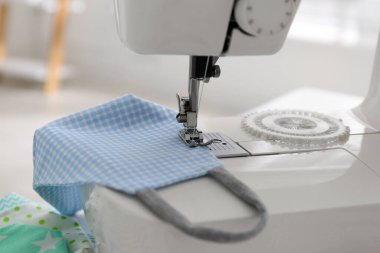 Masada kumaş maskeli dikiş makinesi, yakın plan.