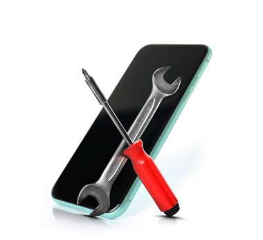Tamir servisi. Beyaz arka planda modern akıllı telefon, İngiliz anahtarı ve tornavida.