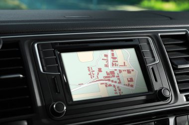 Modern otomobilde navigasyon sistemi olan gösterge panelinin yakın görüntüsü