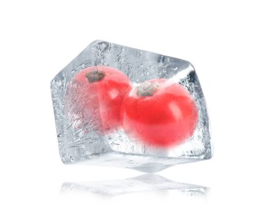 Buzun içinde donmuş lezzetli kırmızı üzümler, beyazda izole edilmiş. 