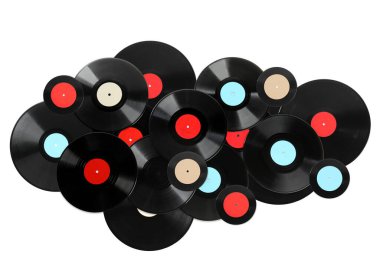 Beyaz arkaplanda siyah vinil plaklar, üst görünüm