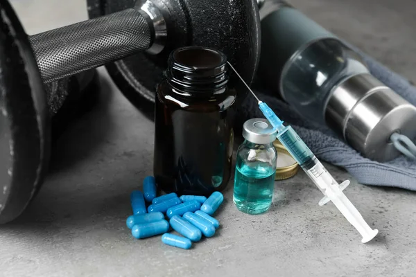 Różne Narkotyki Sprzęt Sportowy Szarym Tle Kontrola Dopingu — Zdjęcie stockowe