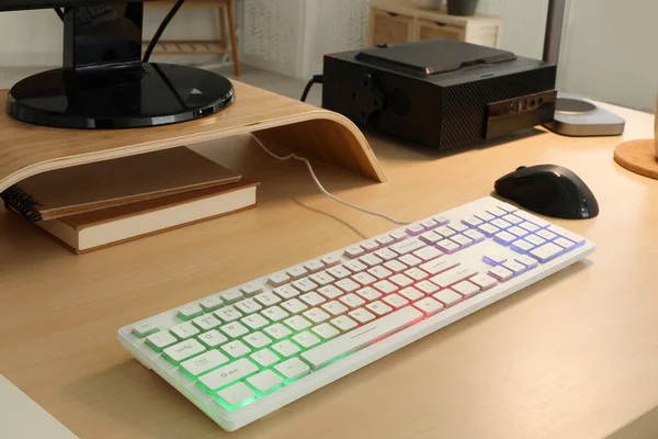 Teclado Rgb Moderno Mouse Mesa Madeira Dentro Casa — Fotografia de Stock