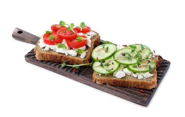 Вкусные Сэндвичи Овощами Микрозеленью Сыром Белом Фоне — стоковое фото