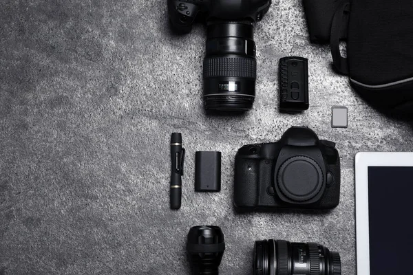 Equipo Fotografía Profesional Mochila Mesa Piedra Gris Tendido Plano Espacio —  Fotos de Stock