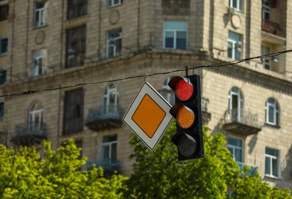 Közlekedési Lámpa Útjelző Tábla Megtekintése Városban Szöveges Hely — Stock Fotó