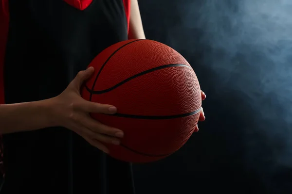 Basketballspieler Mit Ball Auf Schwarzem Hintergrund Nahaufnahme — Stockfoto