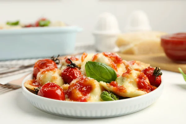 Raviolis Sabrosos Con Salsa Tomate Servidos Sobre Mesa Blanca — Foto de Stock