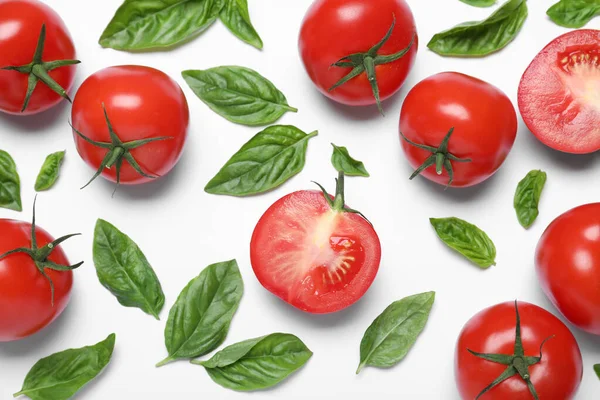 Hojas Albahaca Fresca Tomates Sobre Fondo Blanco Puesta Plana — Foto de Stock