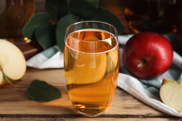 Glass Delicious Apple Cider Wooden Table — Stock Photo, Image