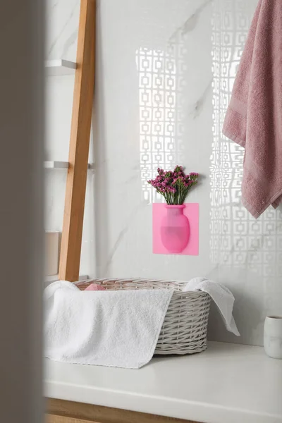 Jarrón Silicona Con Flores Pared Mármol Blanco Sobre Encimera Baño —  Fotos de Stock