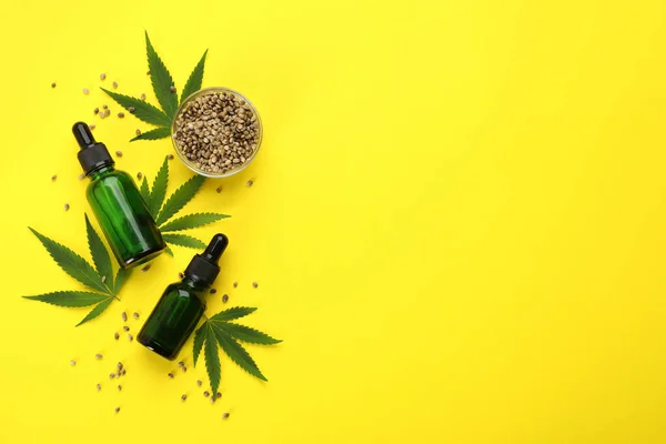 Cbd Olie Thc Tinctuur Hennepbladeren Korrels Gele Achtergrond Plat Gelegd — Stockfoto