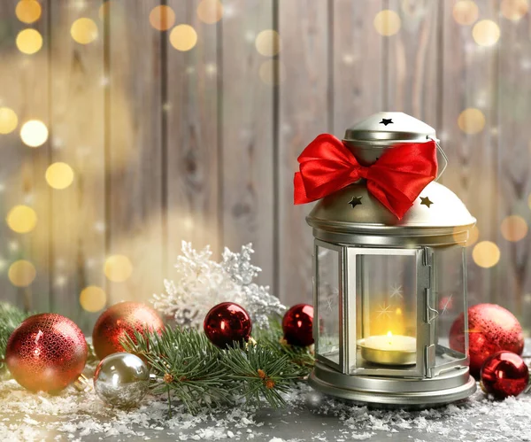 Weihnachtslaterne Mit Brennender Kerze Und Festlichem Dekor Auf Holzgrund — Stockfoto