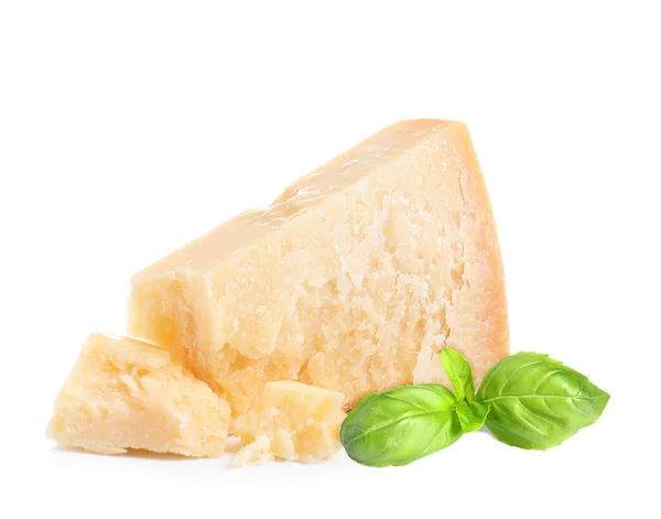 白を基調としたおいしいパルメザンチーズとバジル — ストック写真