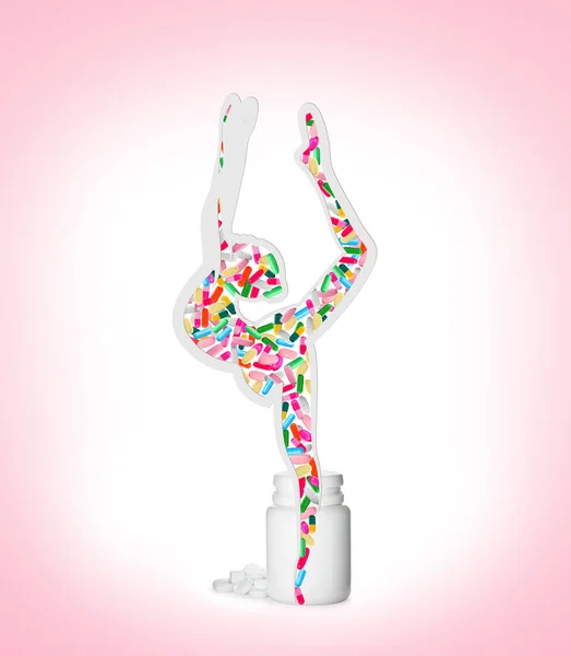 Plastikowa Butelka Sylwetka Gimnastyczki Wypełniona Tabletkami Symbolizującymi Doping Białym Tle — Zdjęcie stockowe