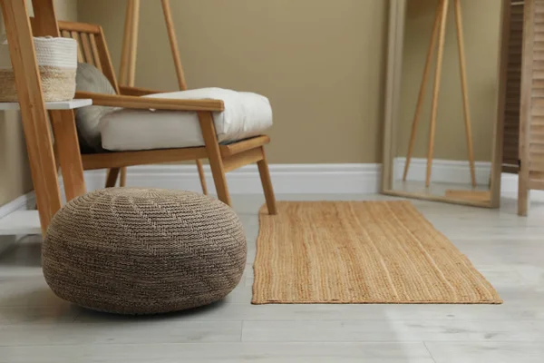 Stijlvol Gebreide Poef Fauteuil Kamer — Stockfoto