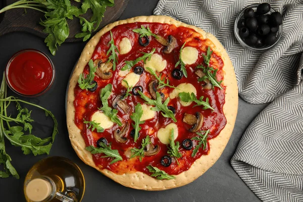 Pizza Alla Pita Con Formaggio Olive Funghi Rucola Tavola Nera — Foto Stock