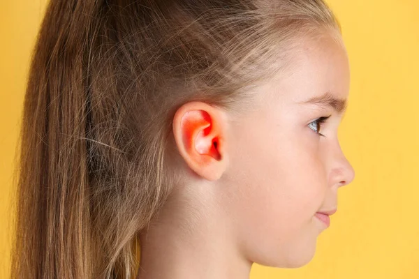 Holčička Žlutém Pozadí Detailní Záběr Problém Sluchem — Stock fotografie