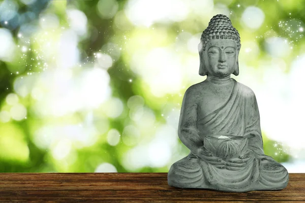 Scultura Buddha Pietra Tavolo Legno All Aperto Spazio Testo — Foto Stock