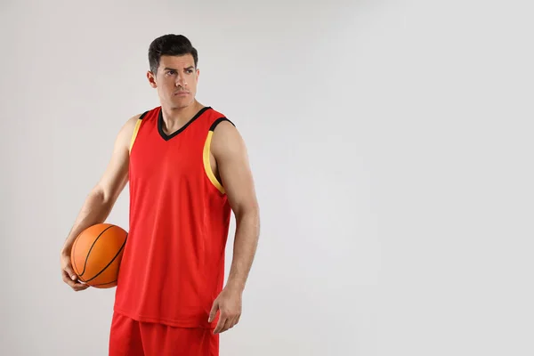 Basketballspieler Mit Ball Auf Grauem Hintergrund Raum Für Text — Stockfoto