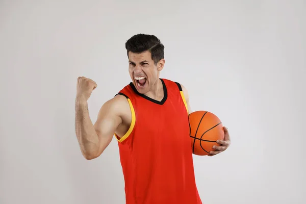 Jugador Baloncesto Con Balón Sobre Fondo Gris — Foto de Stock