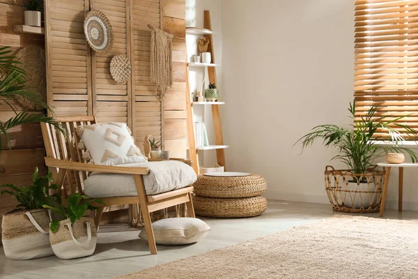 Stylový Interiér Obývacího Pokoje Pohodlným Dřevěným Křeslem Krásnými Pokojovými Rostlinami — Stock fotografie