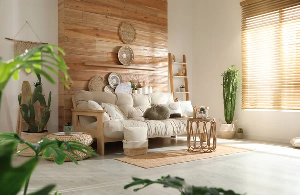 Interiér Obývacího Pokoje Stylovou Výzdobou Pohodlnou Pohovkou — Stock fotografie